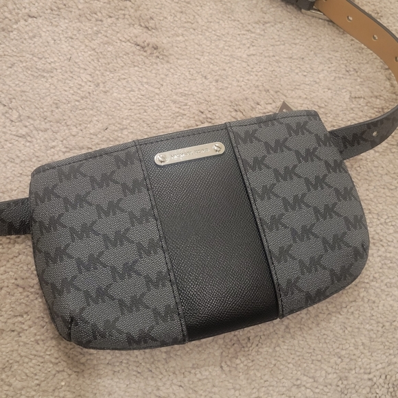 Michael Kors Kangaroo Pouch - Picture 1 of 4